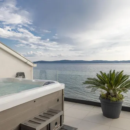 Penthouse Sky With Private Jacuzzi On * 比比涅