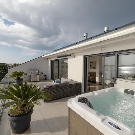 Penthouse Sky With Private Jacuzzi On * 比比涅